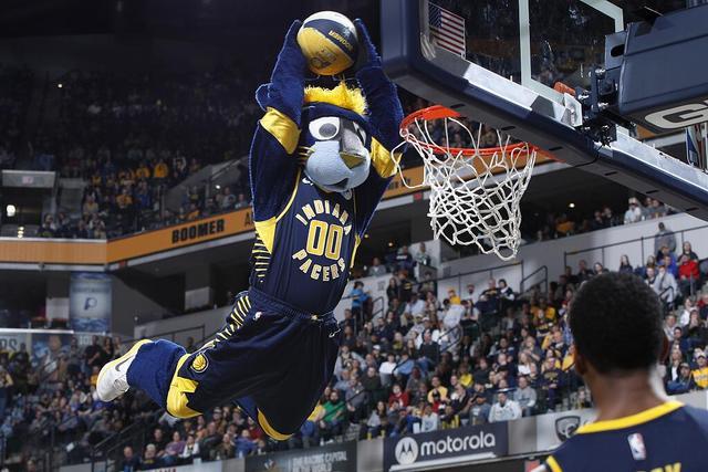 五大联赛本赛季最佳阵容 莱万搭档萨拉赫冲锋陷阵